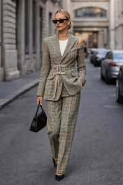 Ткань костюмная клетка средняя присутствует желтый цвет 